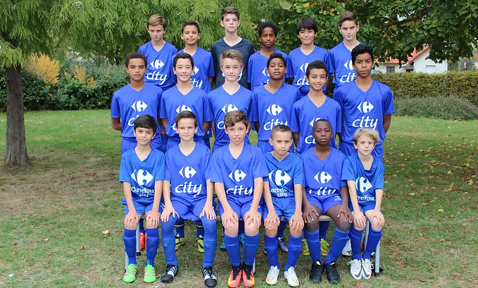 Un groupe de jeunes garçons en uniformes de football bleus